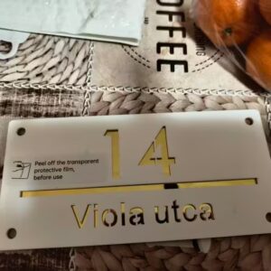 EcoBin PET palackgyűjtő és Akril fehér-arany lézevágott 2 rétegű házszámtábla, cégtábla